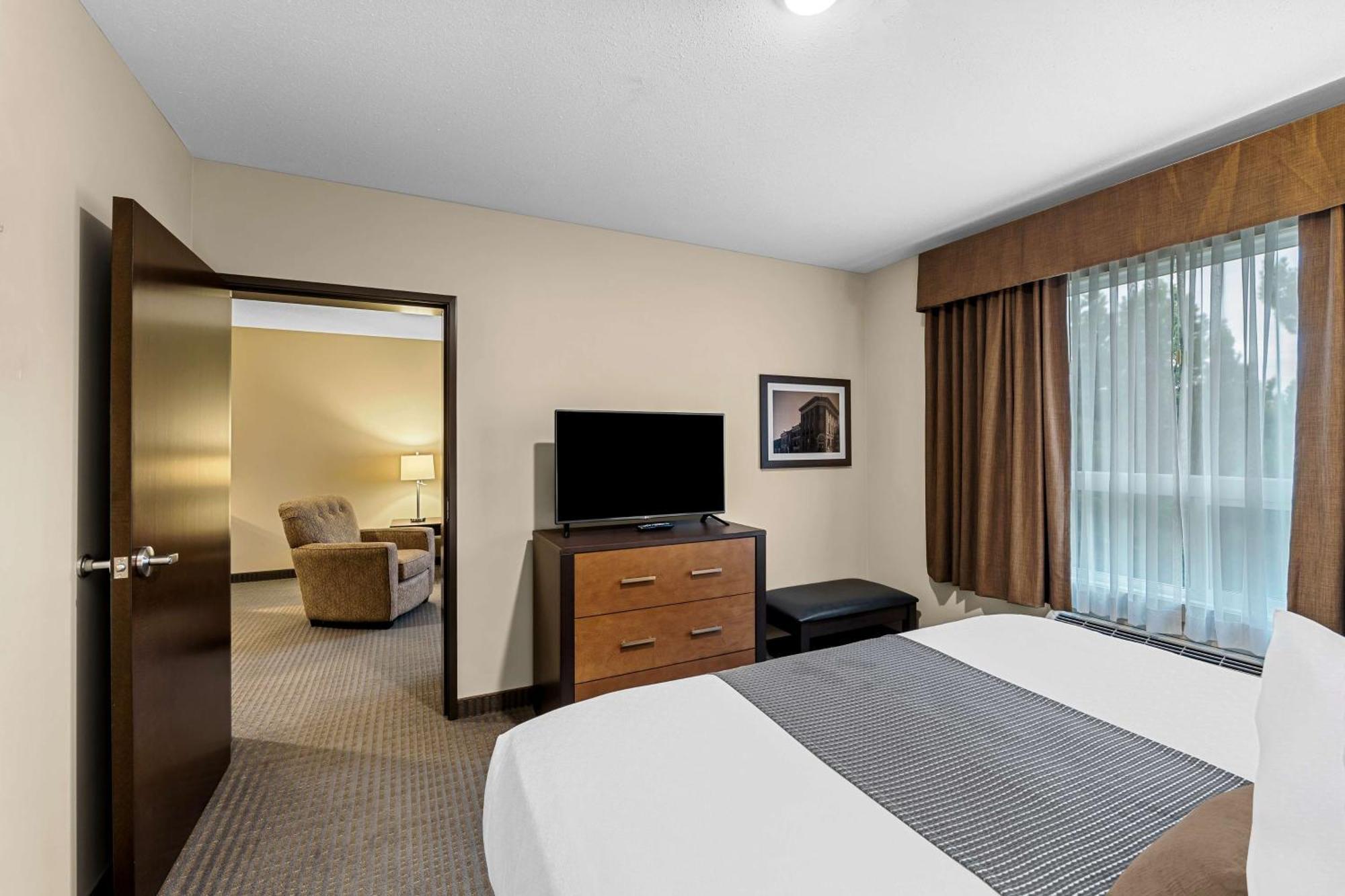 Best Western Plus Lacombe Inn And Suites Ngoại thất bức ảnh