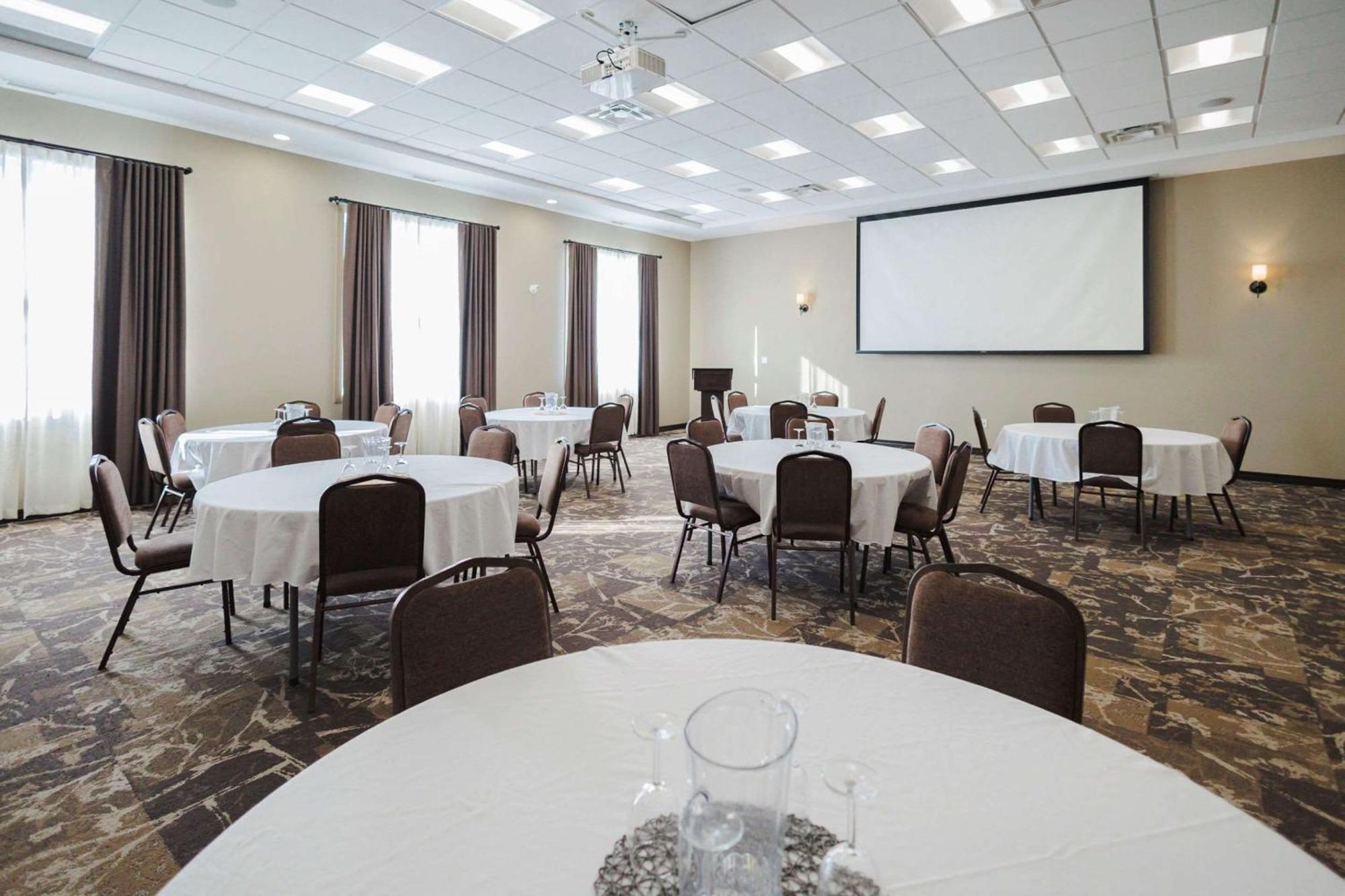 Best Western Plus Lacombe Inn And Suites Ngoại thất bức ảnh