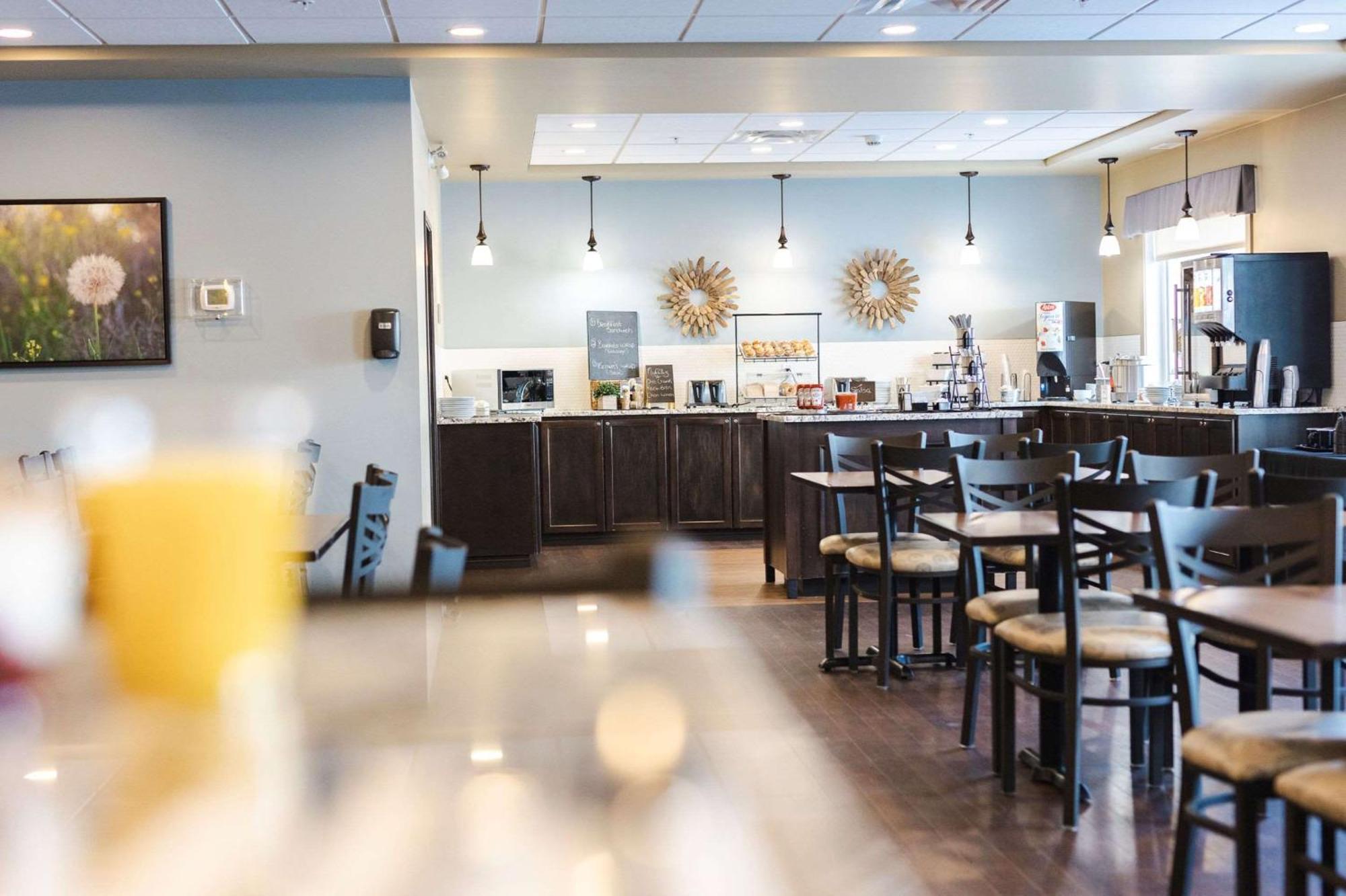 Best Western Plus Lacombe Inn And Suites Ngoại thất bức ảnh