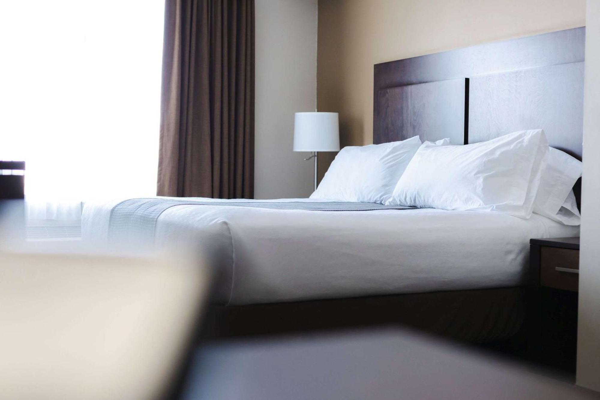 Best Western Plus Lacombe Inn And Suites Ngoại thất bức ảnh