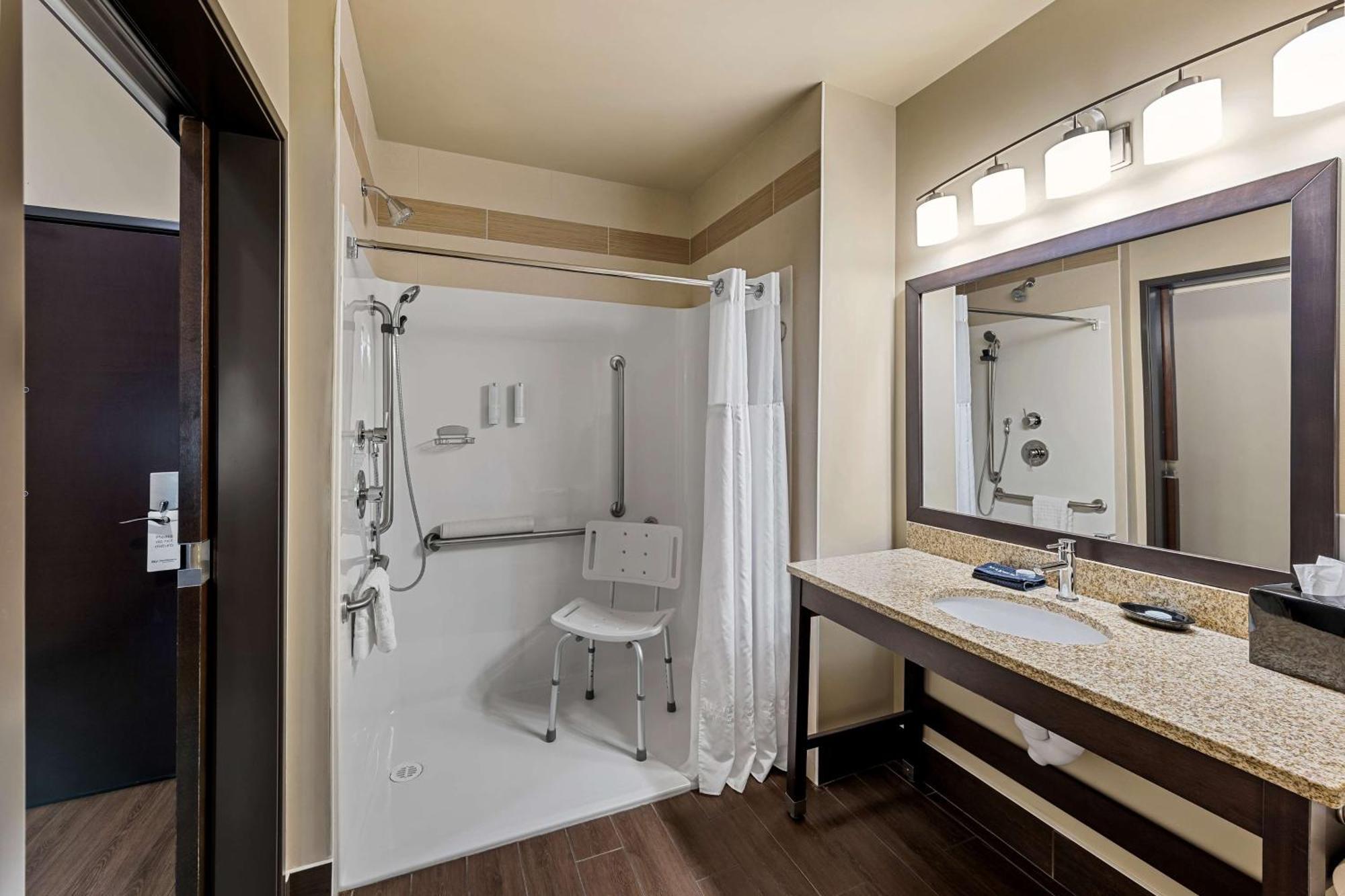 Best Western Plus Lacombe Inn And Suites Ngoại thất bức ảnh