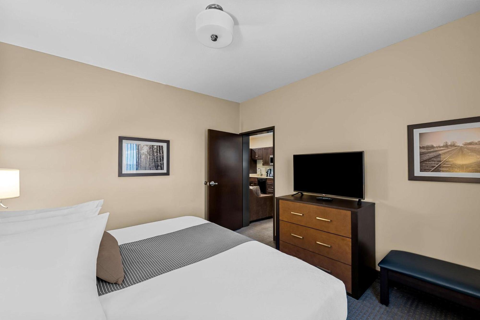 Best Western Plus Lacombe Inn And Suites Ngoại thất bức ảnh