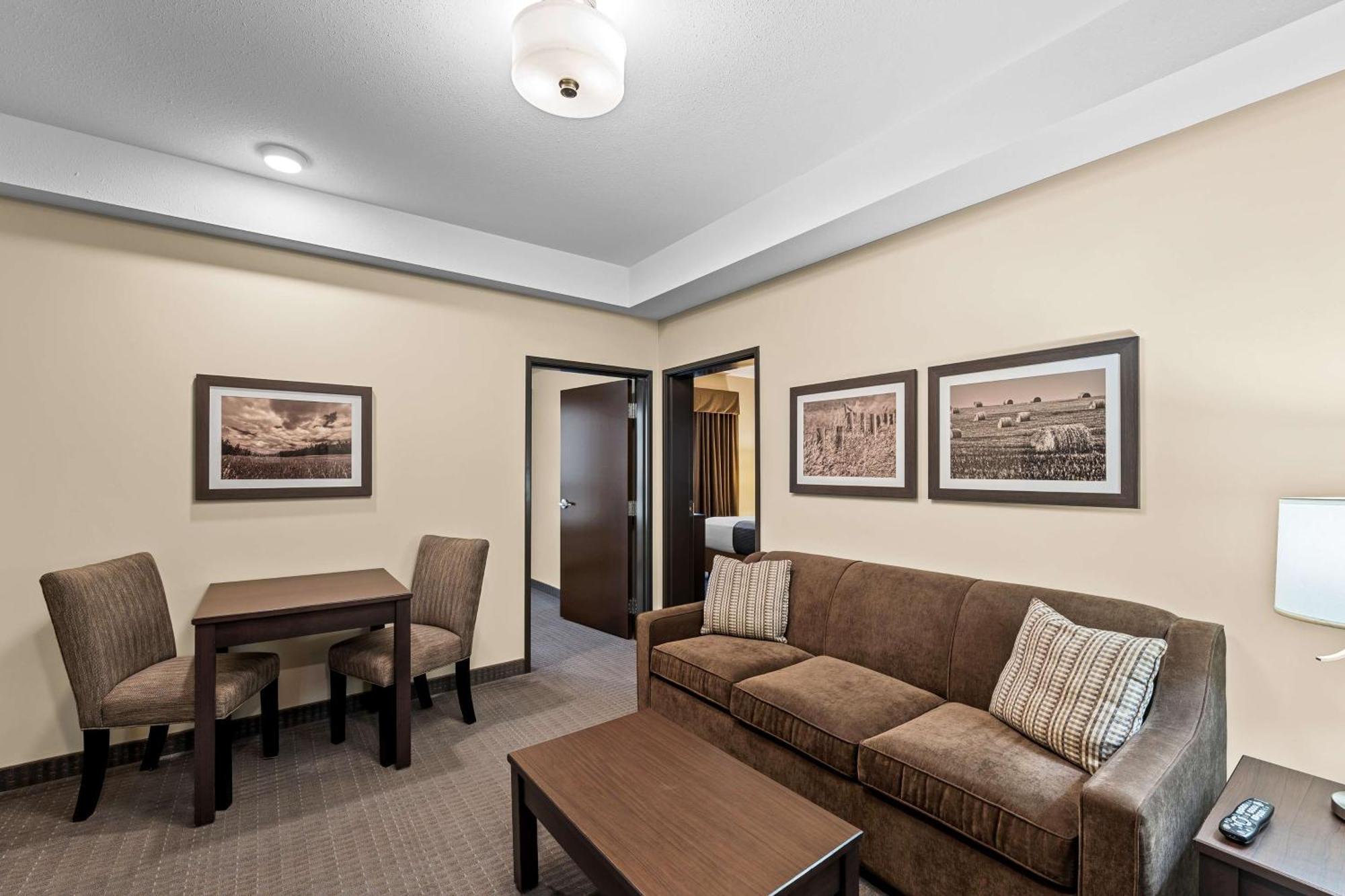 Best Western Plus Lacombe Inn And Suites Ngoại thất bức ảnh