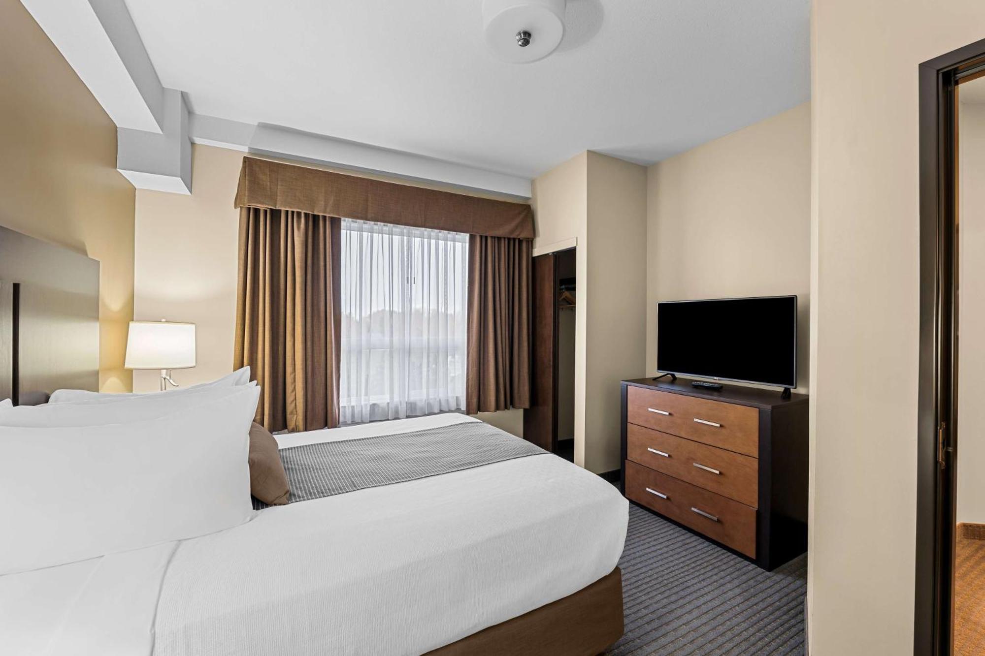 Best Western Plus Lacombe Inn And Suites Ngoại thất bức ảnh