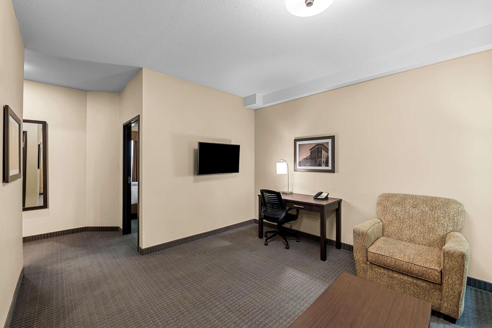 Best Western Plus Lacombe Inn And Suites Ngoại thất bức ảnh